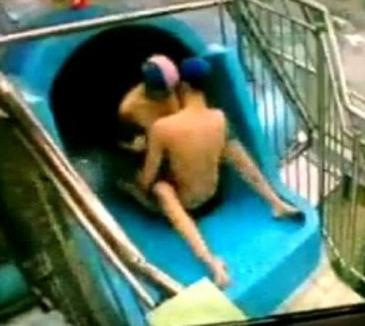 Au făcut sex într-un parc acvatic de distracţii, aşa că au fost "răcoriţi" cu găleţi cu apă rece